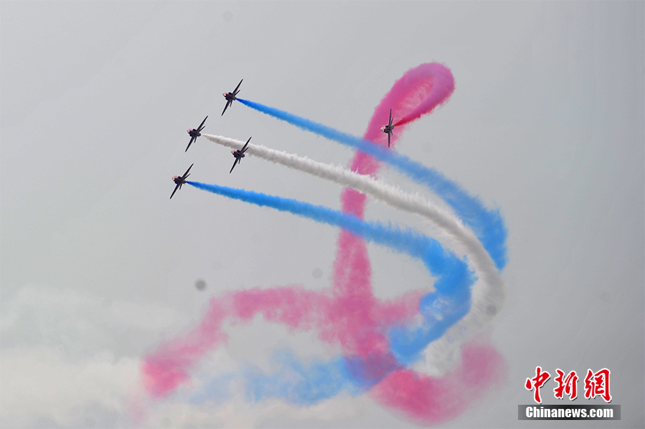 英国皇家空军“红箭”飞行表演队携“鹰”表演