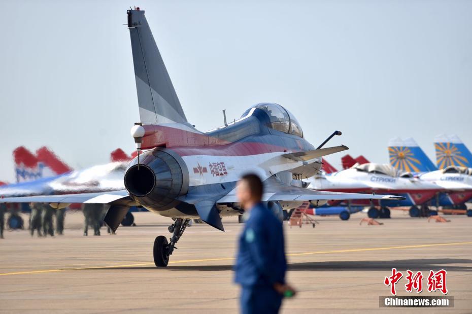  图为11月1日，中国空军八一飞行表演队整装待发。图为女战斗机飞行员亮相。