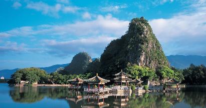 华南 广东 肇庆 鼎湖山 景点名称:鼎湖山景区地址: 广东省肇庆市区