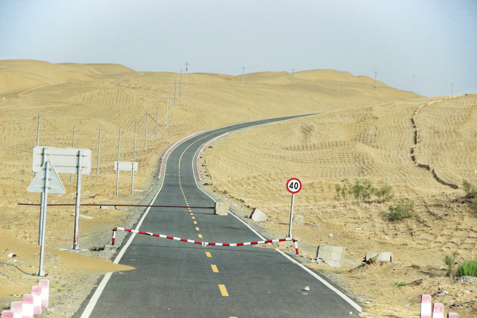 沙漠公路封面图