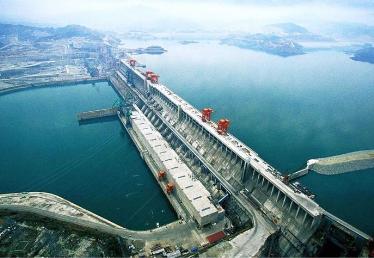 2006年5月,全长2309米的三峡大坝全线建成,全线浇筑达到设计高程185