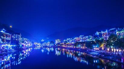 景点：凤凰沱江夜景