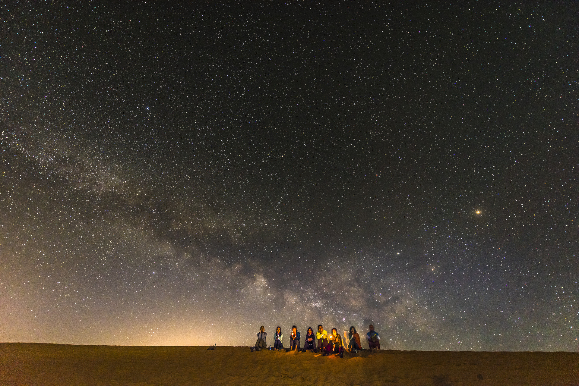 好看的夜晚的沙漠星空背景图