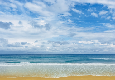 景点：蓝天白云沙滩