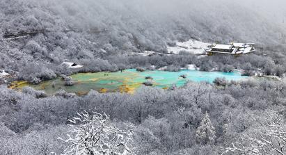 景点：黄龙五彩池冬季